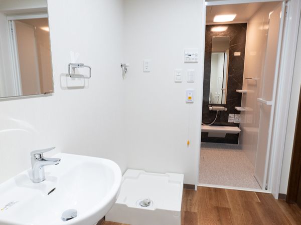清潔なトイレと洗面台