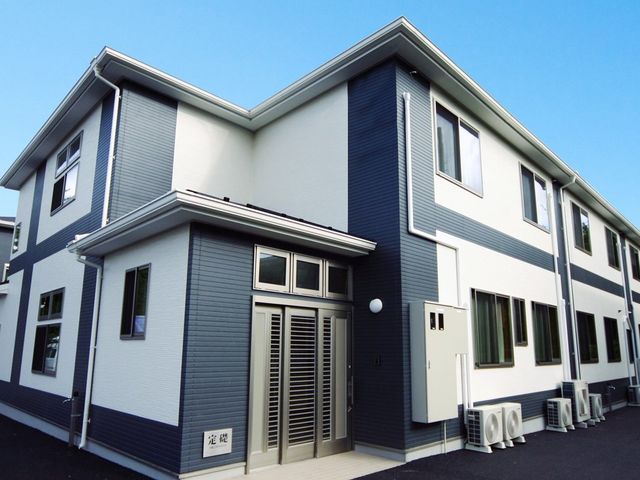 新しい施設の外観 外観 モダンなデザインが目を引く、清潔感溢れる建物です。就業を希望する方にとって、活気ある環境かもしれません。