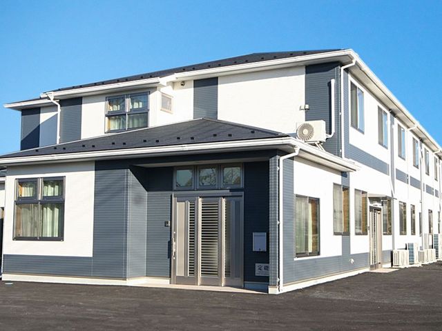 モダンな建物の外観 外観 太陽の光が射し込む、新しい施設の建物です。洗練されたデザインが目を引きます。