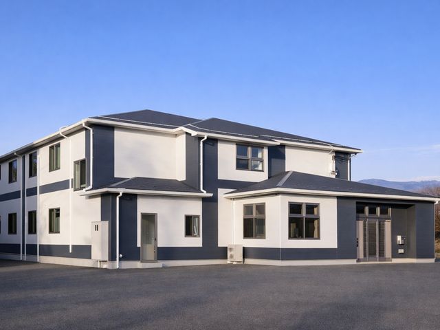 モダンな施設外観 外観 落ち着いた色合いの建物で、居心地の良さを提供しています。周囲の自然も楽しめる環境です。