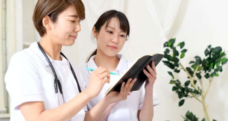 笑顔で介護する居室
