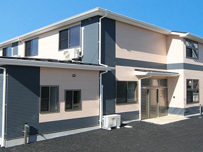 明るく清潔な外観の建物