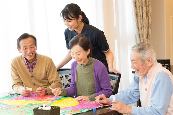 笑顔で活動する様子の居室  