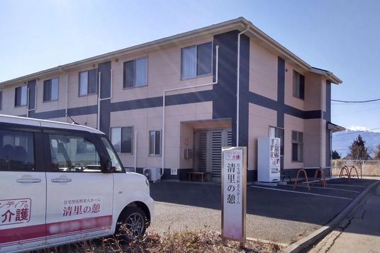 広々とした建物外観