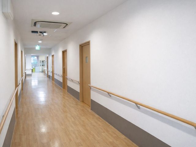 手すり付きの廊下 廊下 手すりが設置された廊下は、安全を考慮した設計です。明るい照明が心地よい空間を演出します。