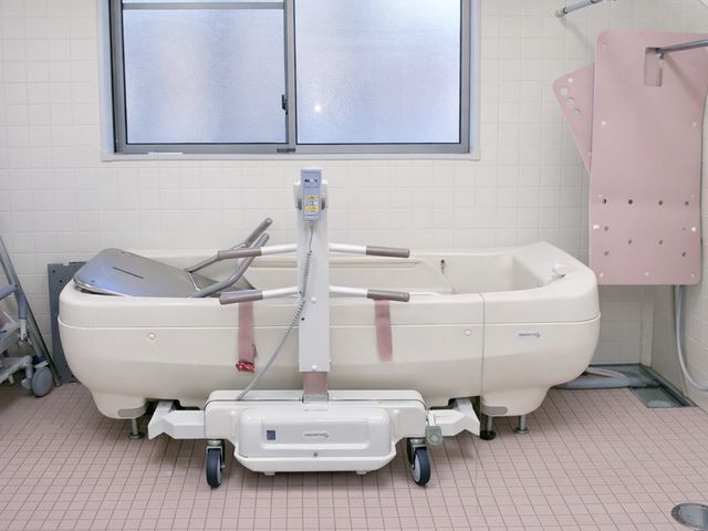 設備の整った浴室 浴室 清潔で設備が整った浴室です。快適なケアを提供するために設計されています。