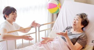 笑顔のスタッフ二人と廊下