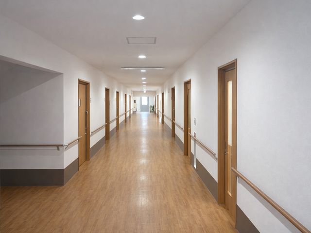 広い施設の廊下 廊下 開放的で直線的な通路です。手すりが設置され、移動が安心です。