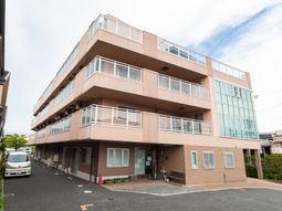 ベージュ色の建物外観