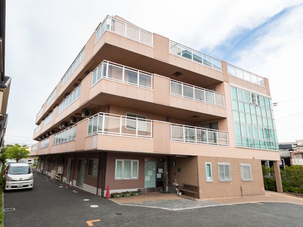ベージュ色の建物外観