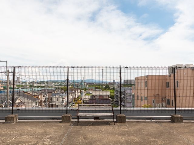 中庭の眺望 屋上 開放感ある中庭からは、街並みと青空を眺めることができ、リフレッシュに最適な空間です。