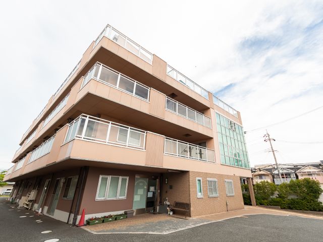 多階層の建物外観 外観 開放的な外観を持つ、落ち着いた色合いの建物です。通りに面した明るいエントランスが迎え入れます。
