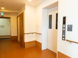 廊下にあるエレベーター
