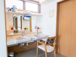 清潔な洗面台と鏡