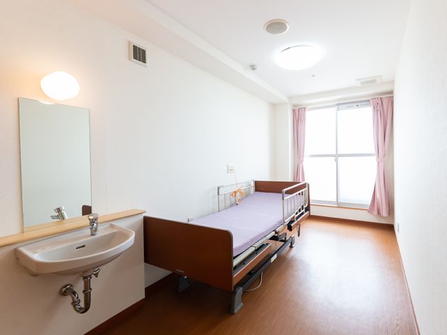 明るい個室の居室 居室 広々とした窓辺の部屋には、必要な設備が整い、日々の生活が快適に過ごせるように配慮されています。
