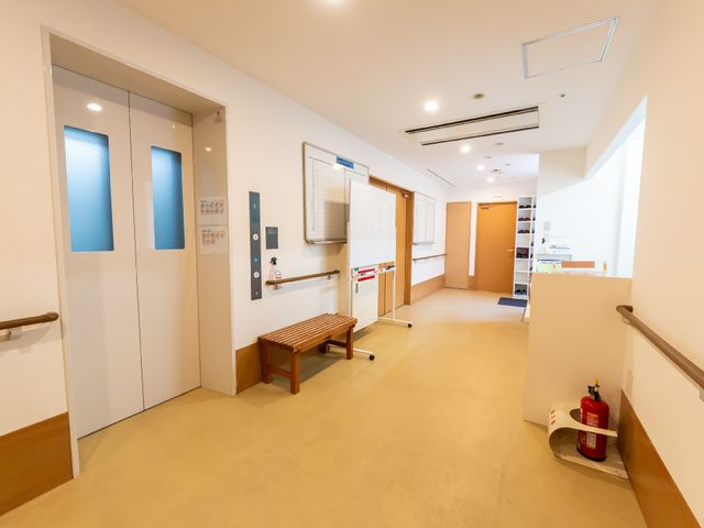 廊下の概観 廊下 手すりが設けられ、広々とした通路が確保された環境です。移動のしやすさを考慮した設計になっています。