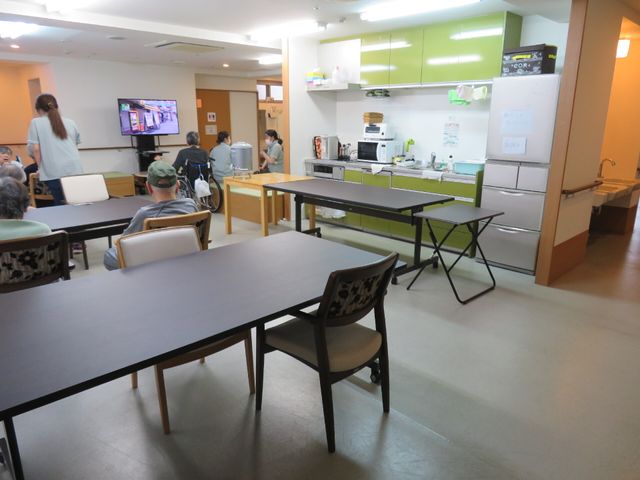 働くスタッフのダイニング ダイニングルーム 利用者の食事の準備やサポートをするダイニングで、温かいケアを提供できる職場です。