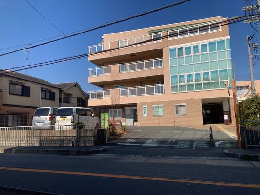 明るい日差しの施設外観
