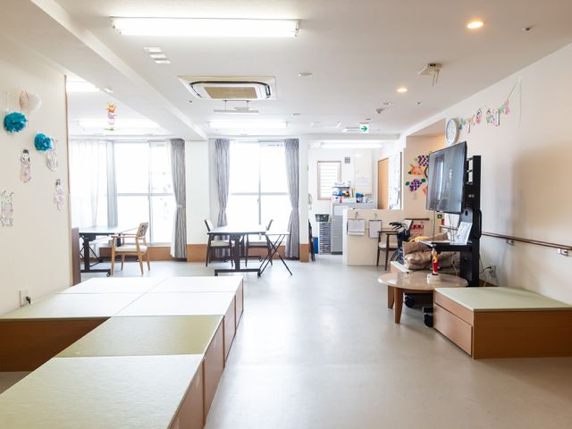 広々とした共有スペース 共有スペース ゆとりあるラウンジでは、テレビを見ながら穏やかな時間を過ごせます。広い窓からは自然光が差し込み、快適な環境が整っています。