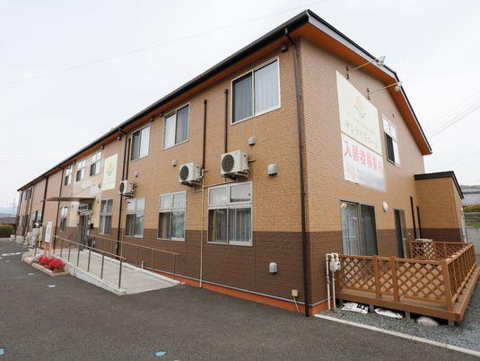 茶色い外壁の建物正面