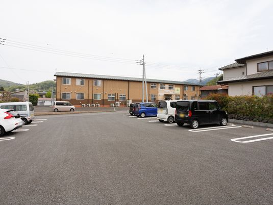 広々とした施設の駐車場