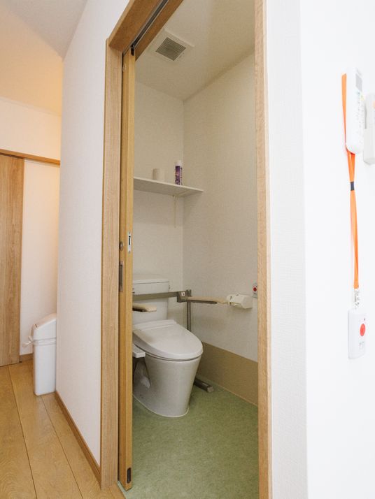 清潔なトイレのドア開け