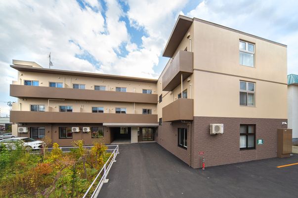 広々とした建物外観