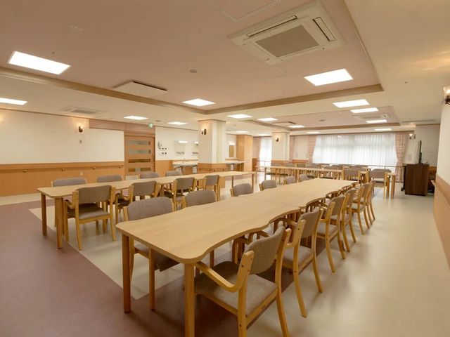 広い食堂 食堂   ゆったりした配置のテーブルと椅子が並ぶ、明るい食堂です。窓からの自然光が入り、落ち着いて食事や会話がしやすい空間です。