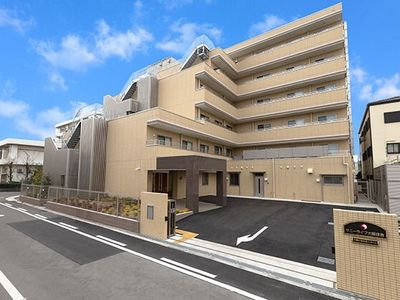 多階層のモダンな建物外観