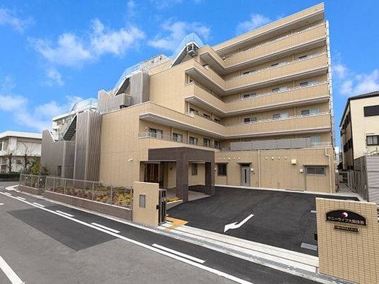 多階層のモダンな建物外観