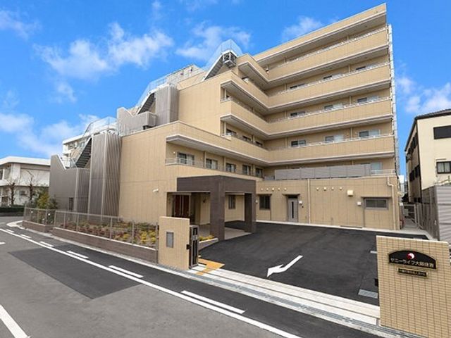 多階層のモダンな建物外観 外観 広々としたエントランスが特徴的な多階層建築です。清潔感あふれる外壁とデザイン性の高い造りが、快適な環境を予感させます。