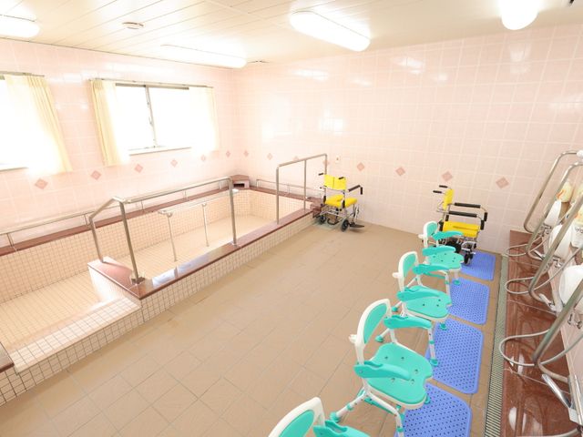 広々とした明るい浴室 浴室 充実した設備が整った清潔感溢れる浴室です。安全に配慮したバリアフリー設計で、ご利用者の快適な入浴を支援します。