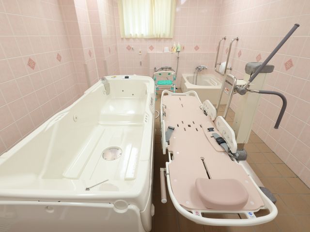 設備整った浴室空間 浴室 利便性に配慮した多機能な浴室です。リフト付きの浴槽で、快適な入浴をサポートします。