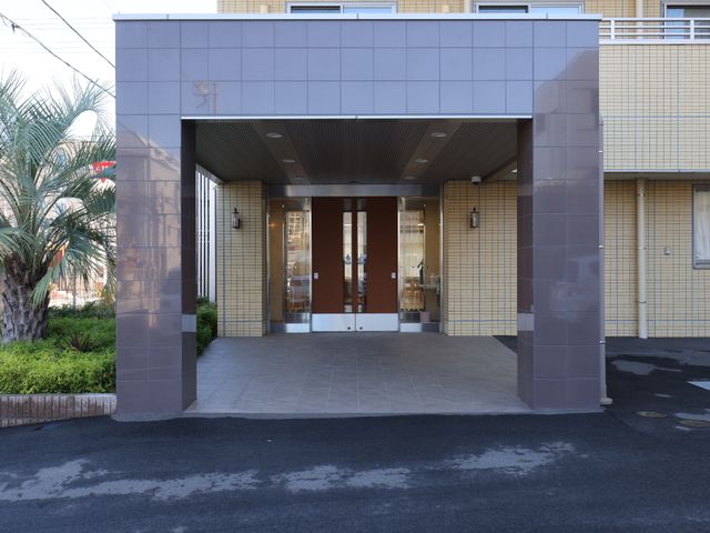 エントランスの風景 玄関 広々とした入り口は明るく開放感があり、来訪者を温かく迎えます。キャリアを考える際、明瞭な第一印象が大切です。