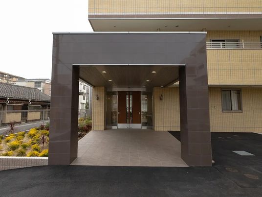 建物正面の玄関  
