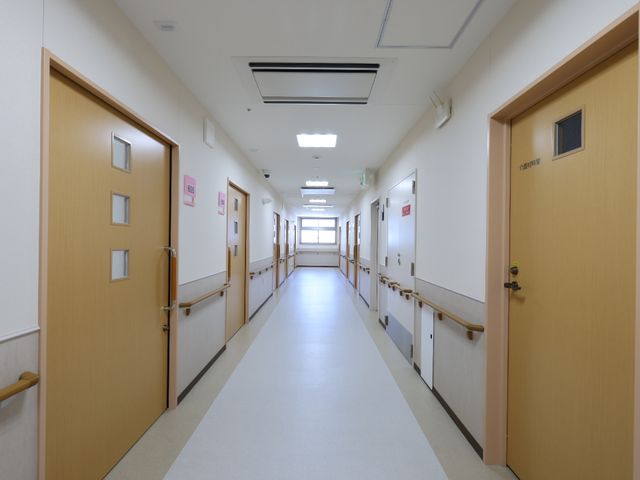 清潔感のある廊下の風景 廊下 床は清潔感があり、手すりが設置されているため歩行に不安がある方も安心して移動できる廊下です。