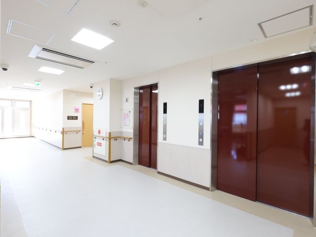綺麗な廊下とエレベーター エレベーター 明るく清潔感のある廊下が広がっており、幅広のエレベーターは車椅子の方にも利用しやすい設計です。