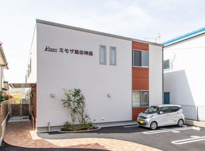 駐車場がある建物外観