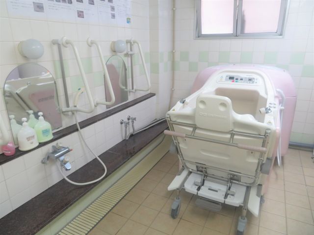 最新設備の浴室 浴室 最新の設備を備えた広々とした空間です。快適にご利用いただける洗面スペースがあります。