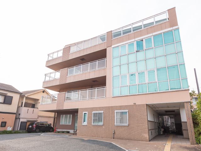 開放的な建物の外観 外観 明るい雰囲気の建物で、多くの窓から自然光が差し込みます。モダンなデザインが特徴です。