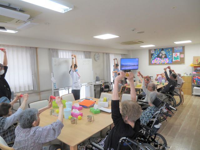 リビングでの体操活動 リビング 広々としたリビングで、利用者がリラックスしながら体操を楽しんでいます。自然光が心地よい空間です。