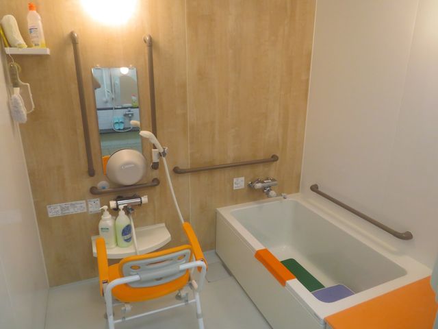安心した入浴空間 浴室 バリアフリー設計の浴室です。シャワーチェアと手すりが設置されており、安全に利用できます。