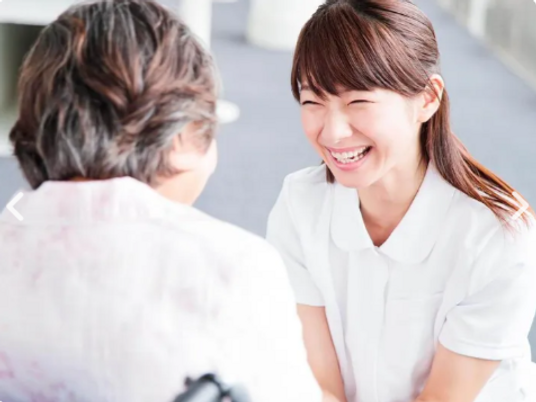 笑顔の看護師と利用者