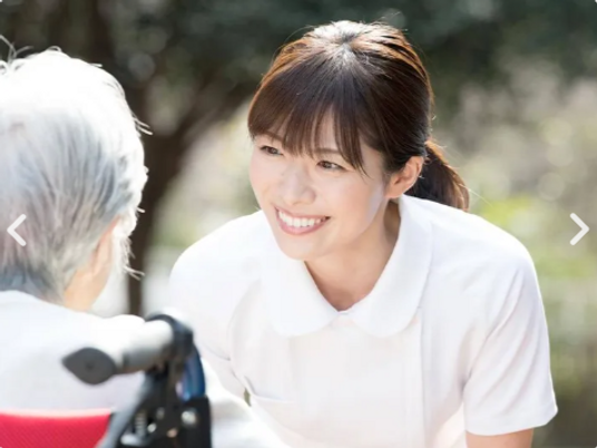 優しい対話が広がる屋外