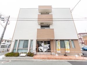 白と茶の建物正面