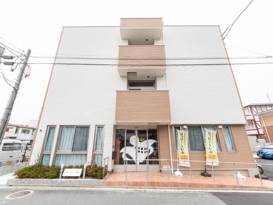 白と茶の建物正面