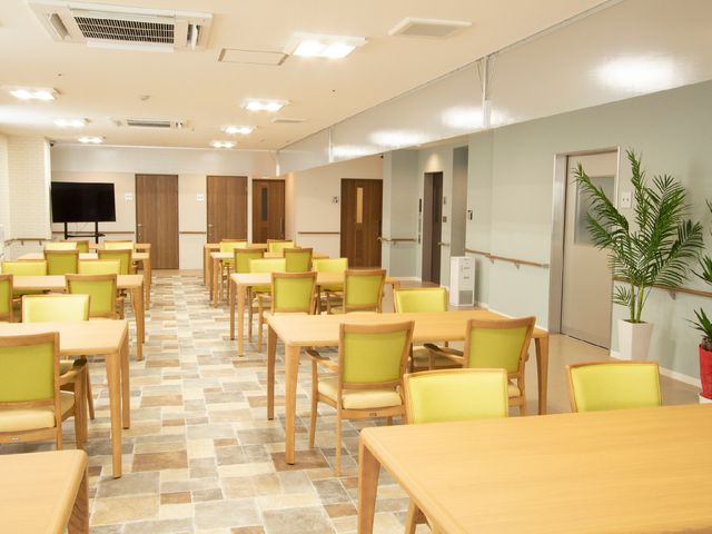 明るい食堂の仕事 食堂 明るく開放的な食堂で、心地よい食事のサポートを通じて利用者様の豊かな生活を支えましょう。