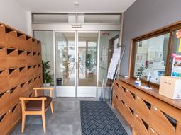 エントランスの明るい空間