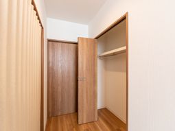 木製クローゼットのある部屋