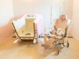特殊浴槽と車いす